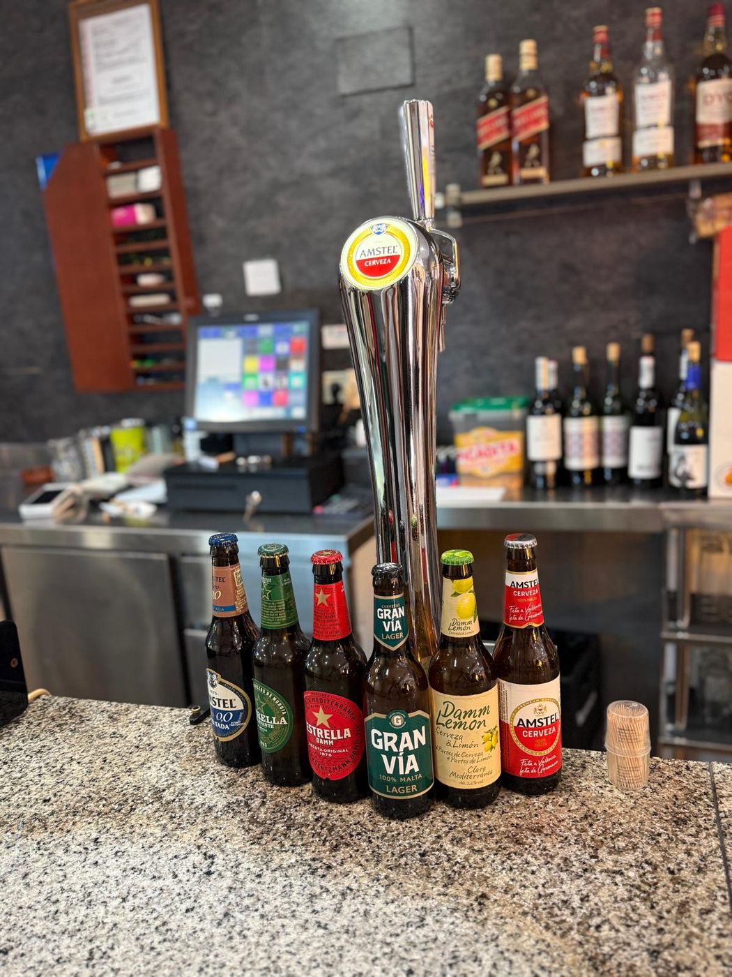 Cervezas frías en la barra de Bar Sanchis