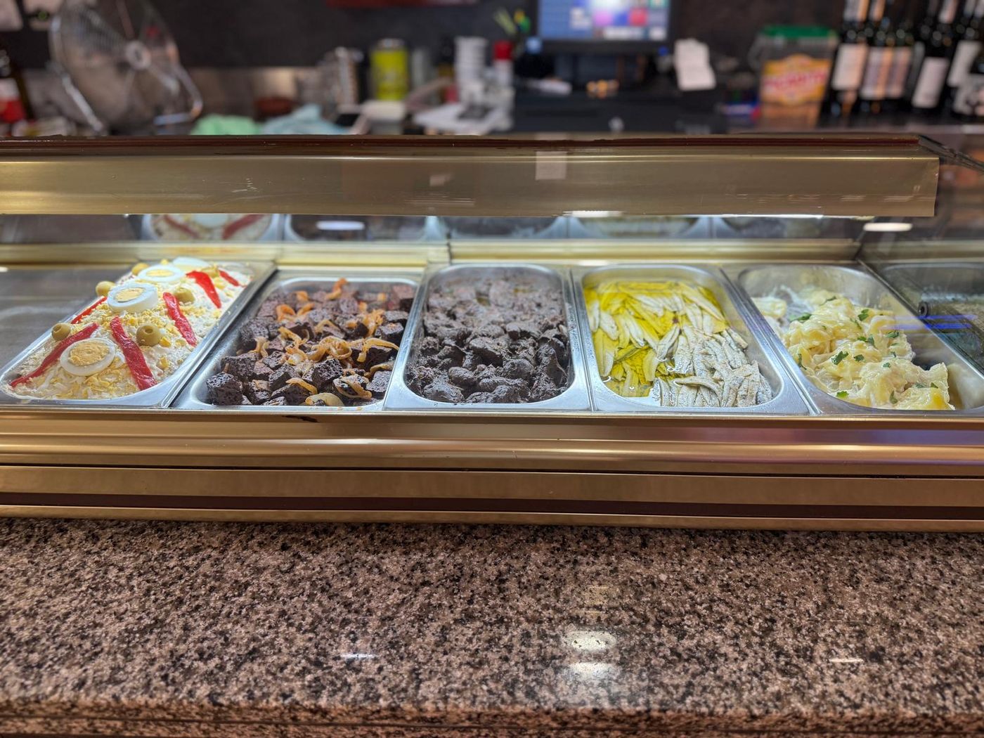 Barra de tapas de Bar Sanchis: ensaladilla, caracoles y encurtidos