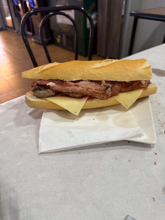 Bocadillo de lomo y queso de Bar Sanchis