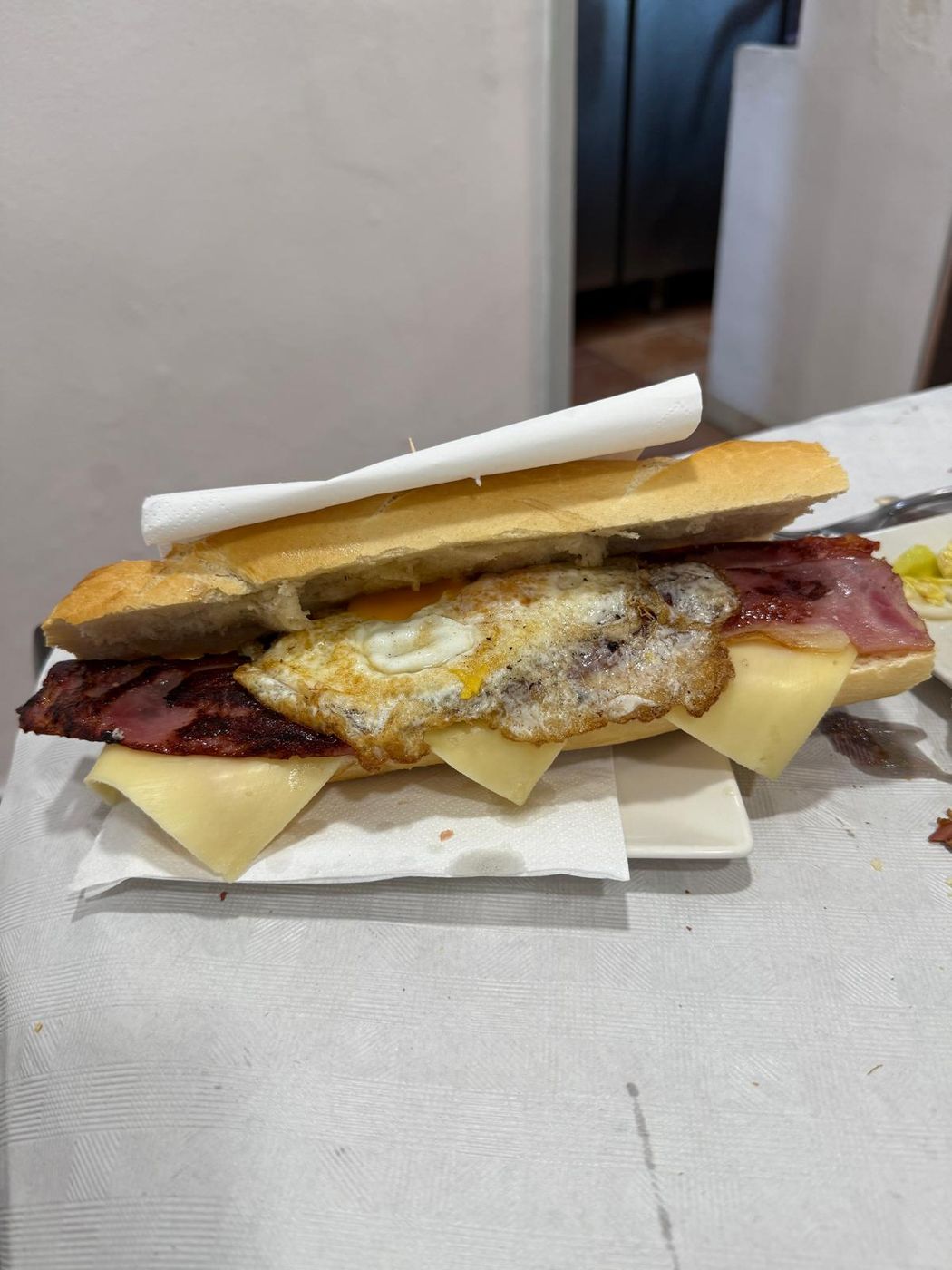 Bocadillo del almuerzo de Bar Sanchis con lomo, queso y huevo